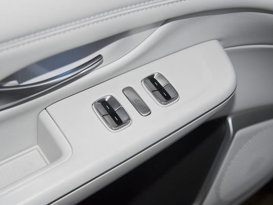 2025 Xpeng G9 फुली इलेक्ट्रिक एसयूवी 93.1kWh बैटरी क्षमता 423kW मैक्स मोटर पावर 680km लंबी रेंज और सनरोफ के साथ फास्ट चार्जिंग